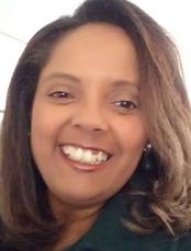 (descrição da imagem) Foto do rosto de Gládis Kaercher: mulher negra de pele clara, rosto oval, cabelos castanhos claros, sobrancelhas retas, olhos amendoados  castanhos, nariz largo, lábios  finos e dentes alvos.(fim da descrição)